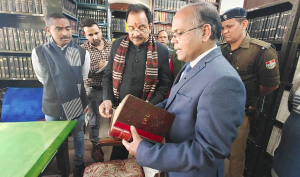 केंद्रीय रक्षा एवं पर्यटन राज्य मंत्री भट्ट ने आईवीआरआई की लाइब्रेरी का निरीक्षण किया