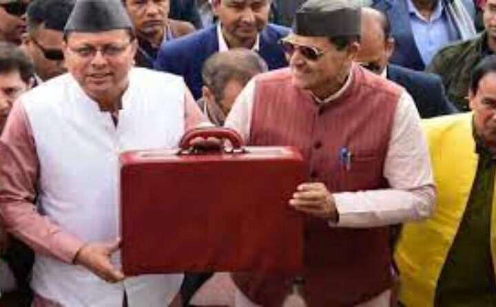 बजट पेश करते हुए वित्त मंत्री प्रेमचंद्र अग्रवाल ने कई नई योजनाओं की घोषणा की