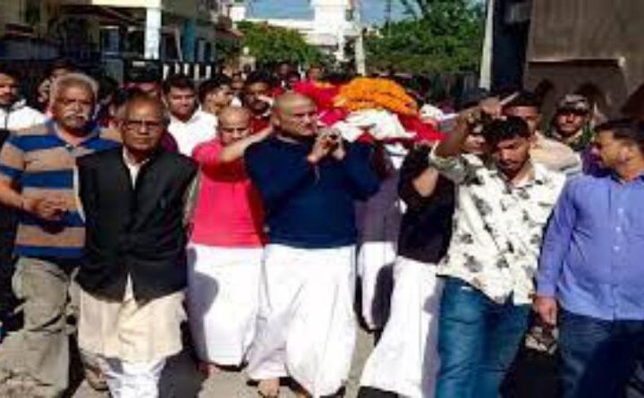 विधायक राम सिंह कैड़ा के पिता का निधन, सूचना मिलने पर सीएम धामी शोक व्यक्त करने विधायक के आवास पहुंचे