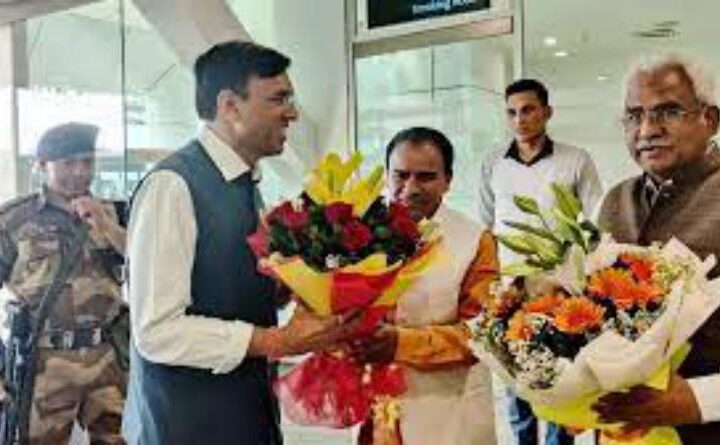 उत्तराखंड पहुंचे केंद्रीय स्वास्थ्य मंत्री मनसुख मांडविया, प्रधानमंत्री जन औषधि केंद्र का करेंगे निरीक्षण