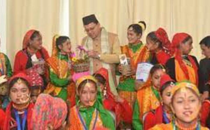 सीएम पुष्कर धामी ने बच्चों संग भराड़ीसैंण में मनाया लोकपर्व फूलदेई