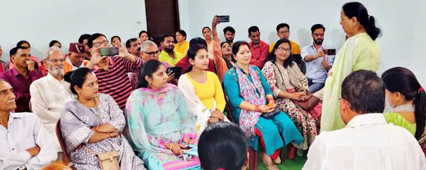 राज्य महिला आयोग अध्यक्ष कुसुम कण्डवाल ने वार्ड नंबर 10 में विभिन्न सामाजिक कार्यकर्ताओं और स्वयं सहायता समूहों की बहनों के साथ सुना पीएम के मन की बात का 100वां संस्करण