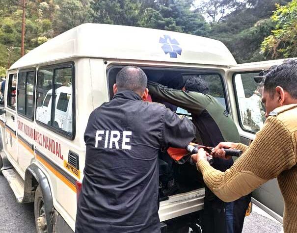 उत्तराखंड परिवहन निगम की बस हुई दुर्घटनाग्रस्त, जिलाधिकारी श्रीमती सोनिका ने घटनास्थल पर पहुँचकर लिया रेस्क्यू कार्यों का जायजा