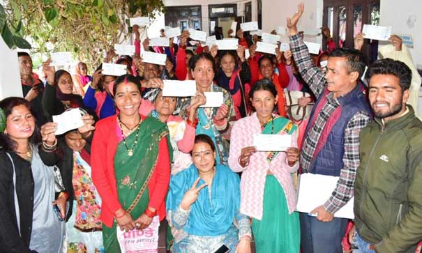 विधायक मंत्री रेखा आर्या ने सोमेश्वर स्थित अपने आवास पर किये 213 लोगों को कुल 11 लाख 95 हजार रुपये की आर्थिक सहायता राशि के चेक वितरित