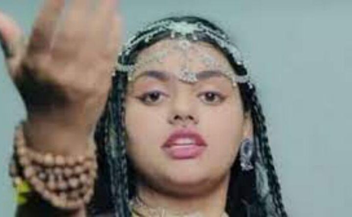 सीएम धामी से भजन गायिका अभिलिप्सा पांडा ने की मुलाकात