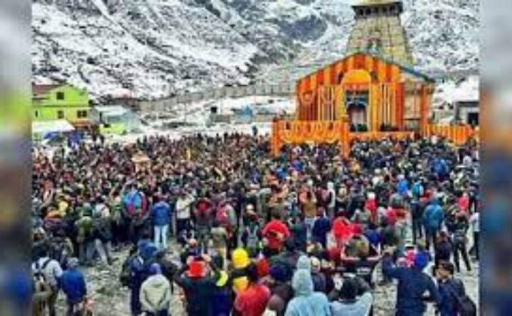 केदारनाथ धाम के कपाट आज सुबह 6 बजकर 20 मिनट पर श्रद्धालुओं के लिए खोल दिए गए, हेलीकॉप्टर से हुई पुष्पवर्षा