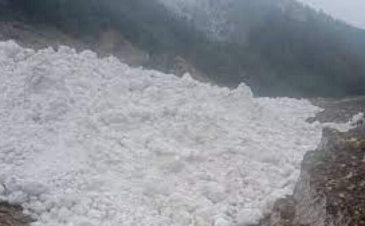 भारी हिमपात से धारचूला में टूटा खनला ग्लेशियर, कई वाहन फंसे