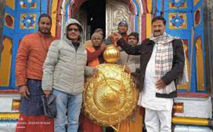केदारनाथ मंदिर में एक दानीदाता ने सोने का छत्र व कलश चढ़ाया