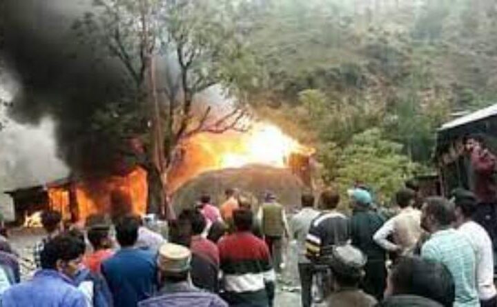 भीषण अग्निकांड में चार मासूम जल कर राख, बेबस नजर आया हर कोई