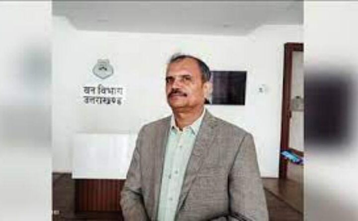 उत्तराखंड हाईकोर्ट के निर्देश के बाद आईएफएस अधिकारी राजीव भरतरी वन संरक्षक के पद पर चार्ज लेने वन मुख्यालय पहुंचे