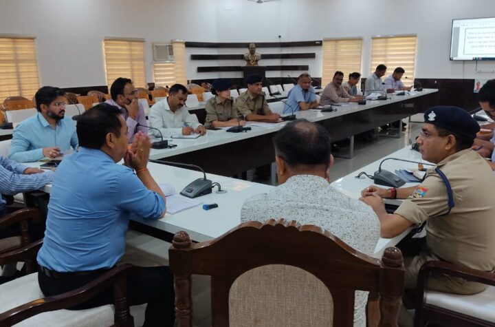 जिलाधिकारी धीरज सिंह गर्ब्याल की अध्यक्षता में सड़क सुरक्षा एवं दुर्घटना न्यूनीकरण अनुश्रवण समिति की बैठक हुई आयोजित