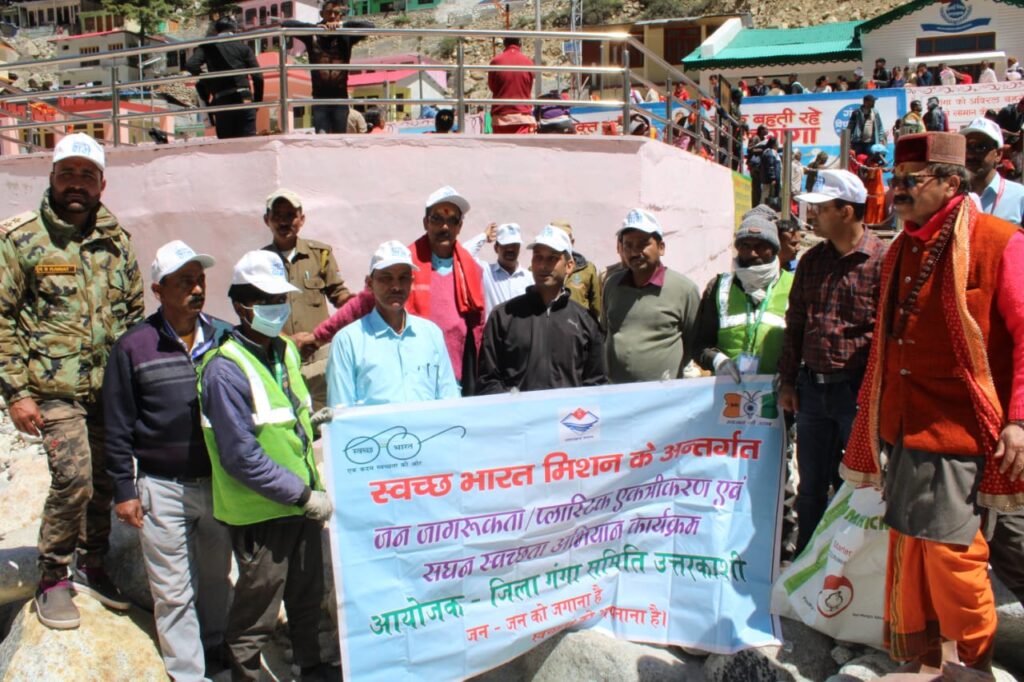 नमामि गंगे, गंगा विचार मंच एवं जिला प्रशासन के तत्वावधान में शनिवार को गंगोत्री धाम में चलाया बृहद स्तर पर स्वच्छता अभियान