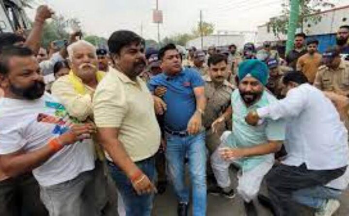 चेतावनी का समय पूरा होने के बाद प्रशासन ने अतिक्रमण को तोड़ने की कार्रवाई शुरू की, विरोध करने पर 20 कांग्रेस कार्यकर्ता गिरफ्तार