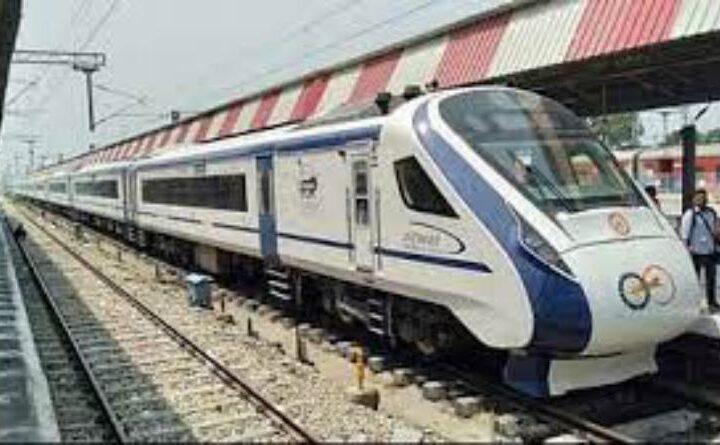 देहरादून रेलवे स्टेशन पहुंची वंदे भारत एक्सप्रेस ट्रेन