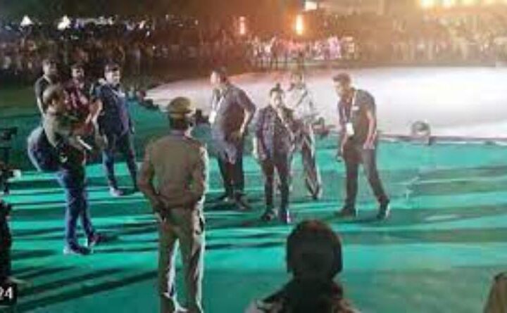 लखनऊ के रंगारंग कार्यक्रम में मशहूर स‍िंगर कैलाश खेर अचानक भड़क उठे,युवाओं से कहा तमीज सीखो