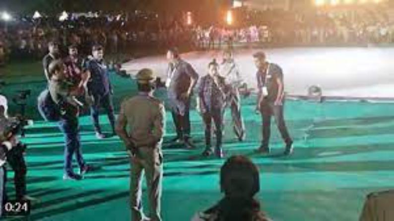 लखनऊ के रंगारंग कार्यक्रम में मशहूर स‍िंगर कैलाश खेर अचानक भड़क उठे,युवाओं से कहा तमीज सीखो