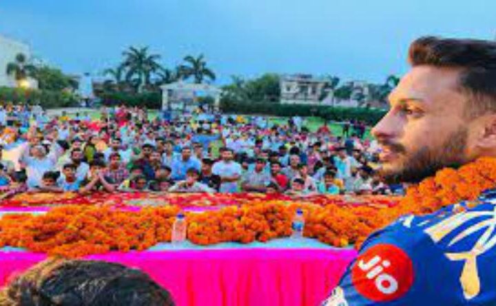 मुंबई इंडियंस टीम के खिलाड़ी आकाश मधवाल का रुड़की पहुंचने पर जोरदार स्वागत, सैकड़ों की संख्या में भीड़ जुटी