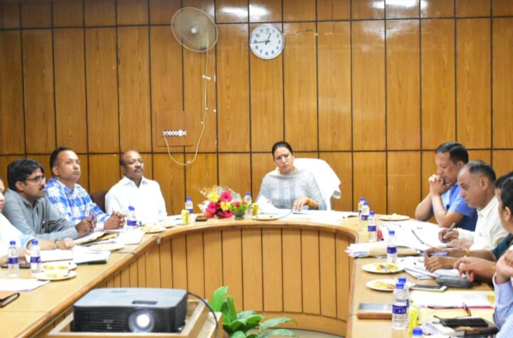 कैबिनेट मंत्री रेखा आर्या ने विधान सभा स्थित सभागार कक्ष में महिला कल्याण विभाग की ली समीक्षा बैठक