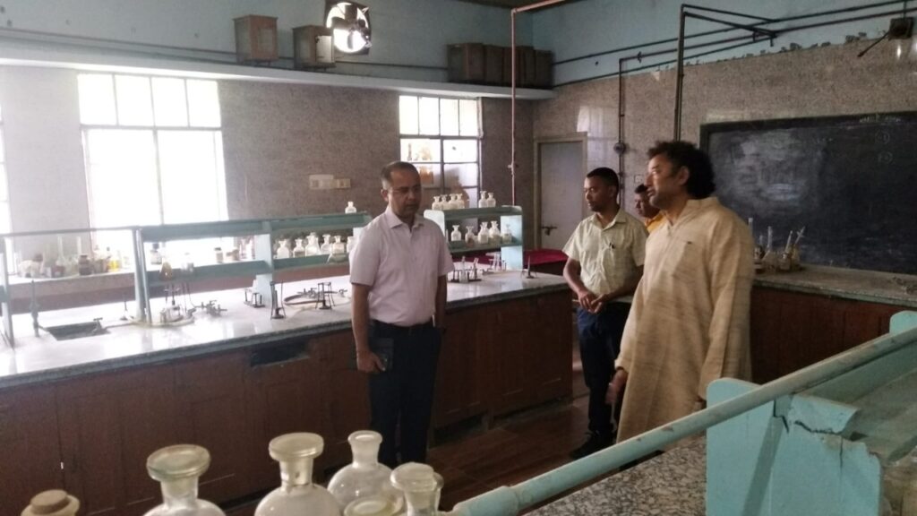 सचिव शैलेश बगोली ने विकासखण्ड विण के अंतर्गत स्थित थरकोट में मत्स्य तालाबों, पोल्ट्री फार्म और टकाना स्थित सरस मार्केट में हिलांस आउटलेट का स्थलीय निरीक्षण किया