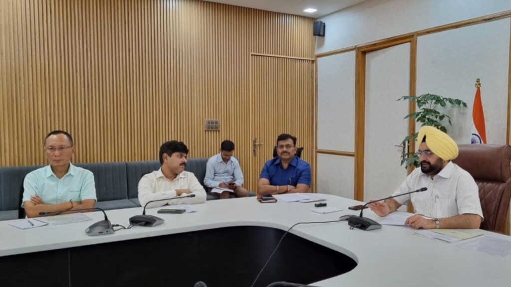 मुख्य सचिव डॉ. एस.एस. संधु ने सचिवालय में प्रदेश के सभी जनपदों के जिलाधिकारियों के साथ वीडियो कॉन्फ्रेंसिंग के माध्यम से 30 बिंदुओं के क्रियान्वयन के सम्बन्ध में बैठक ली