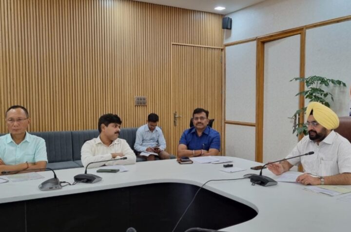 मुख्य सचिव डॉ. एस.एस. संधु ने सचिवालय में प्रदेश के सभी जनपदों के जिलाधिकारियों के साथ वीडियो कॉन्फ्रेंसिंग के माध्यम से 30 बिंदुओं के क्रियान्वयन के सम्बन्ध में बैठक ली