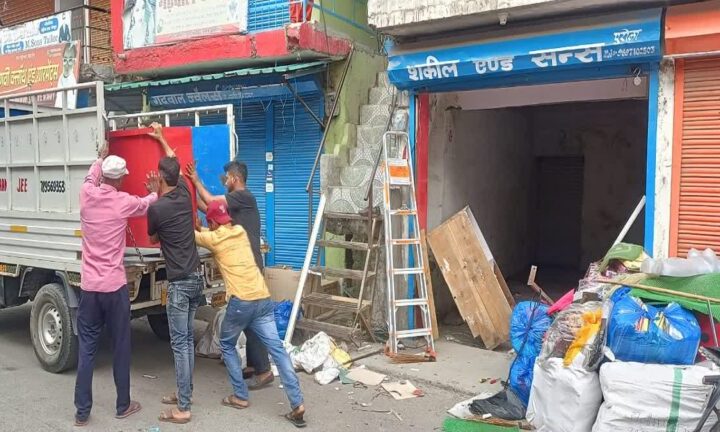 नाबालिग लड़की को भगाने की घटना के बाद से अब तक 12 मुस्लिम व्यापारियों ने छोड़ा शहर