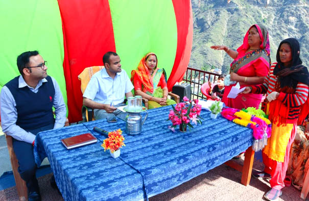 जिलाधिकारी मयूर दीक्षित ने “सरकार जनता के द्वार” कार्यक्रम के तहत विकास खंड अगस्त्यमुनि के फलासी गाँव का भ्रमण किया