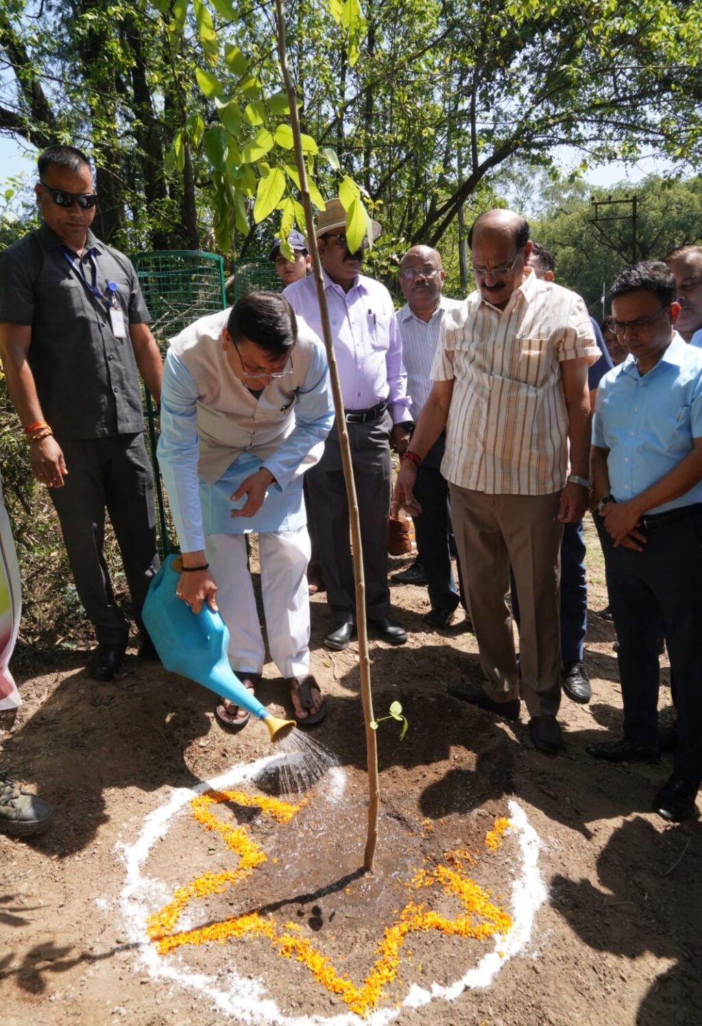 मुख्यमंत्री धामी एवं वन मंत्री सुबोध उनियाल ने विश्व पर्यावरण दिवस के अवसर पर मुख्यमंत्री आवास के समीप किया  वृक्षारोपण
