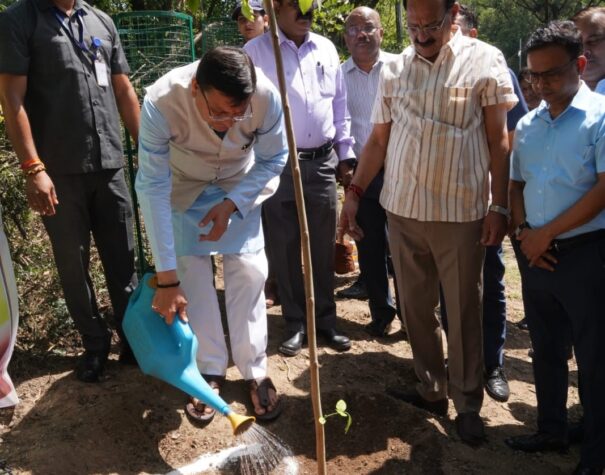 मुख्यमंत्री धामी एवं वन मंत्री सुबोध उनियाल ने विश्व पर्यावरण दिवस के अवसर पर मुख्यमंत्री आवास के समीप किया  वृक्षारोपण