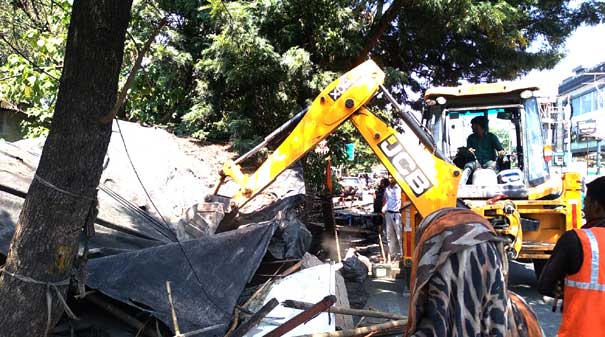 आईएमए बल्ड बैंक के समीप चकराता रोड के फुटपाथ पर कब्जा बनाए बैठे अवैध अतिक्रमण को हटा दिया गया