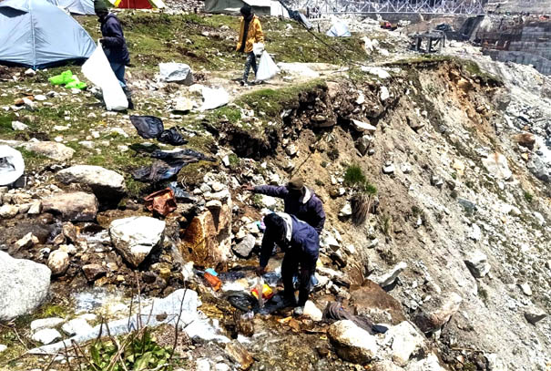 श्री केदारनाथ धाम यात्रा मार्ग, गोल चौराहे से हिमलोक टेंट काॅलोनी (जीएमवीएन) के गेट तक मार्ग किनारे तथा मंदाकिनी नदी के तटों पर विशेष सफाई अभियान चलाया गया