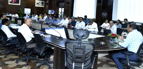 अपर मुख्य सचिव आनंदवर्धन ने सभी विभागों को अपने रिलीज बजट तथा परिव्यय का प्रतिमाह का लक्ष्य निर्धारित कर उसे पूरा करने के दिए सख्त निर्देश