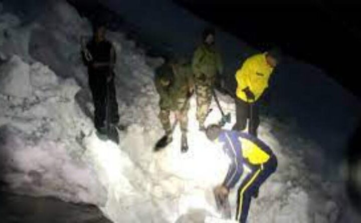 हेमकुंड साहिब में हिमखंड टूटने से बर्फ में फंसे यात्री, 5 सुरक्षित, एक की तलाश जारी