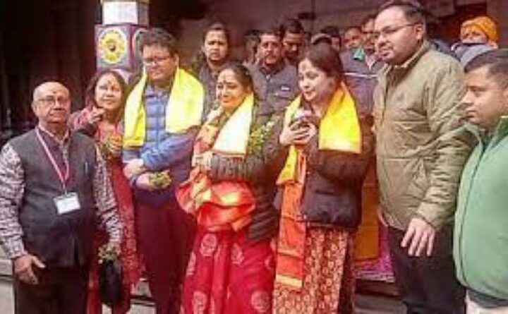 मंदिर परिसर में बीकेटीसी द्वारा विधानसभा अध्यक्ष को भगवान बदरीविशाल का प्रसाद और तुलसी माला भेंट की गई