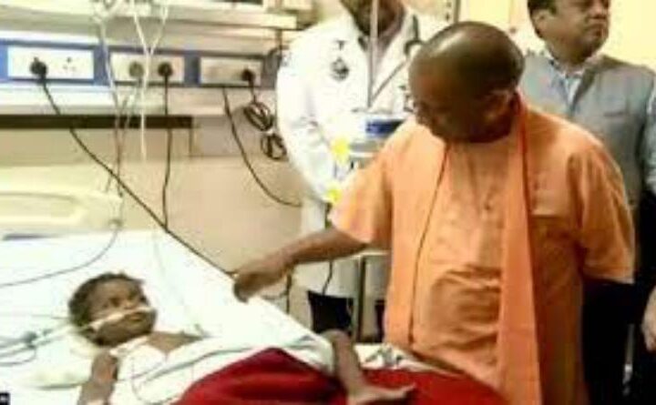 मुख्यमंत्री योगी आदित्यनाथ पहुंचे लखनऊ के ट्रॉमा सेंटर, फायरिंग के दौरान घायल हुई बच्ची से की मुलाकात