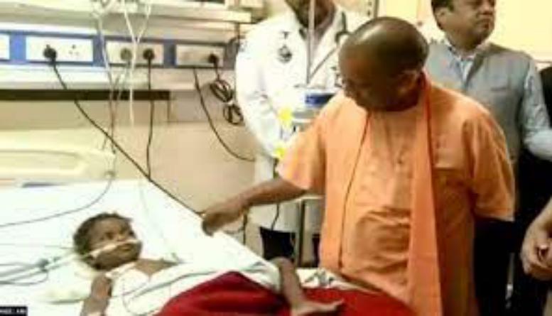 मुख्यमंत्री योगी आदित्यनाथ पहुंचे लखनऊ के ट्रॉमा सेंटर, फायरिंग के दौरान घायल हुई बच्ची से की मुलाकात