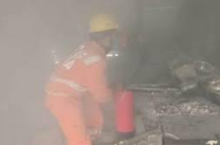 यात्रा मार्ग पर सिलिंडर फटने से अफरा-तफरा का माहौल, आग पर काबू पाने में जुटी फायर बिग्रेड की टीम