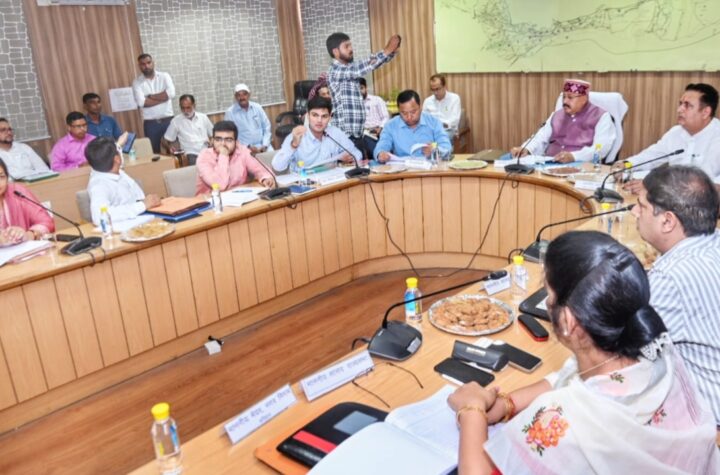 मेला नियंत्रण भवन परिसर पहुंचने पर कैबिनेट मंत्री सतपाल महाराज का जिलाधिकारी धीराज सिंह गर्ब्याल ने किया स्वागत