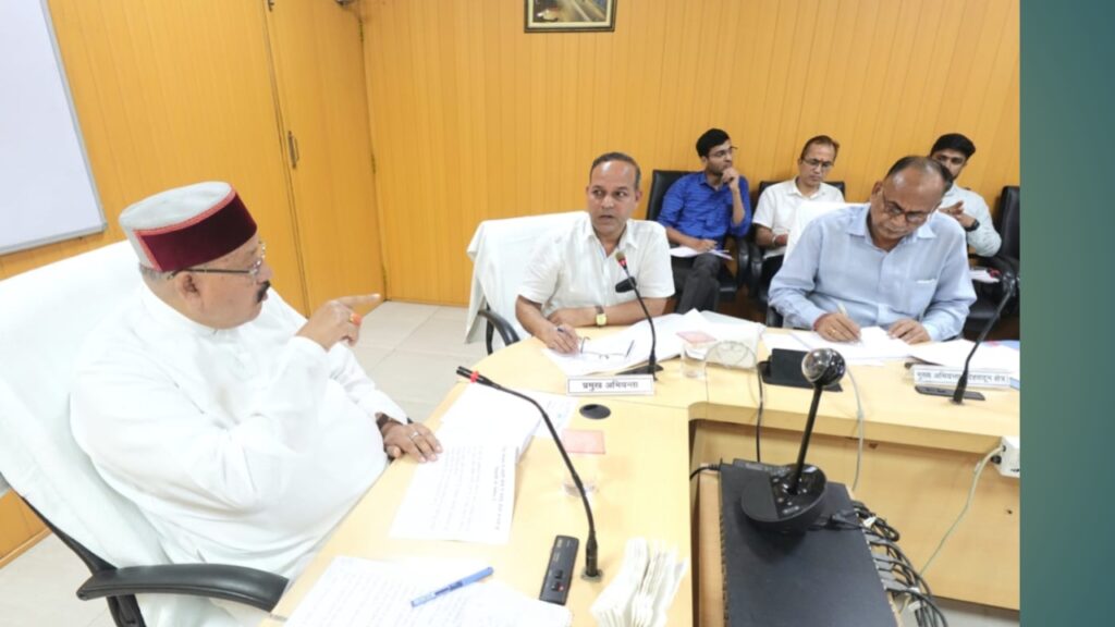 लोनिवि मंत्री ने आपदा के दृष्टिगत लोक निर्माण विभाग के कार्यों की समीक्षा करते हुए प्रदेश में सड़कों और सेतुओं की स्थिति का भी आंकलन किया