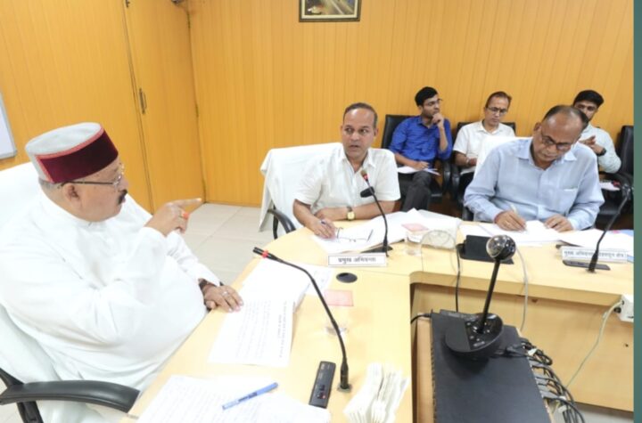 लोनिवि मंत्री ने आपदा के दृष्टिगत लोक निर्माण विभाग के कार्यों की समीक्षा करते हुए प्रदेश में सड़कों और सेतुओं की स्थिति का भी आंकलन किया