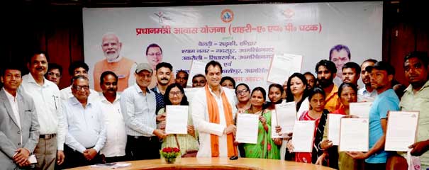 आवास मंत्री डॉ० प्रेम चन्द अग्रवाल द्वारा प्रधानमंत्री आवास योजना के लाभार्थियों को आवंटित किये गए आवास के प्रपत्र