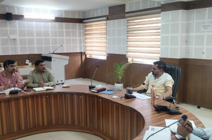 प्राकृतिक खेती को क्लस्टर मॉडल में बढ़ावा दें: जिलाधिकारी