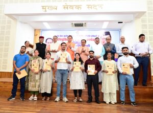 मुख्यमंत्री ने अभ्यर्थियों को दिए नियुक्ति पत्र