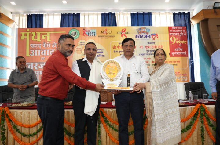 अपनी जड़ों से जुड़े रहें” : बंशीधर तिवारी