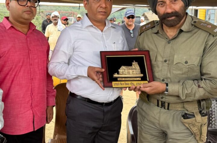 सनी देओल से मिले उत्तराखंड फिल्म विकास परिषद के सीईओ बंशीधर तिवारी, बॉर्डर 2 के सेट पर हुई सकारात्मक चर्चा।