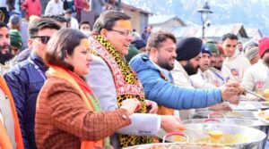 सीएम ने केदारनाथ में श्रद्धालुओं को वितरित किया प्रसाद