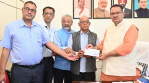 कैबिनेट मंत्री गणेश जोशी ने धनवीर सिंह नेगी के परिवार को ₹1.50 लाख की सहायता राशि का चेक सौंपा
