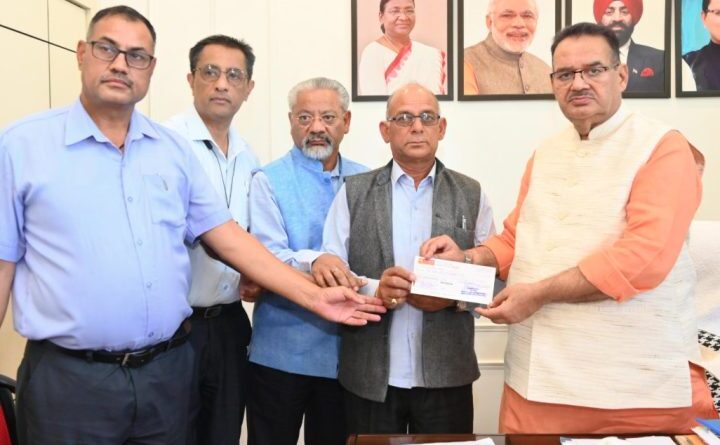 कैबिनेट मंत्री गणेश जोशी ने धनवीर सिंह नेगी के परिवार को ₹1.50 लाख की सहायता राशि का चेक सौंपा