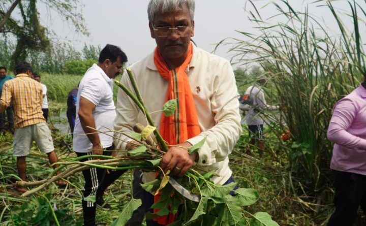 बाणगंगा तट पर सांसद त्रिवेंद्र सिंह रावत ने चलाया स्वच्छता अभियान, जनता को दिया पर्यावरण संरक्षण का संदेश