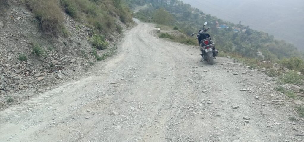 बीस वर्ष से सड़क डामरीकरण की राह तक रहे ग्रामीण बीस वर्ष से सड़क डामरीकरण की राह तक रहे ग्रामीण
